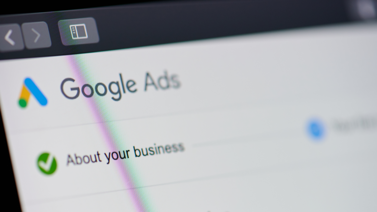 Agentie Google Ads si agentie ppc este afișat pe un ecran mobil.